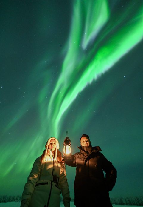 Tanzende Aurora borealis über Rovaniemi, Finnland