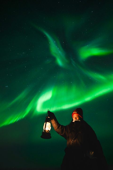 Aurora über der Wildnis Finnisch-Lapplands bei Rovaniemi