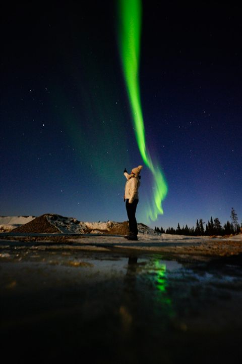 Aurora-borealis-Strahl über einem zugefrorenen See bei Rovaniemi, Finnland