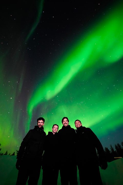 Freunde auf einer geführten Nordlichtjagd bei Rovaniemi, Finnland