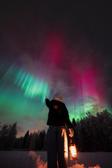 Seltenes rot-grünes Nordlichtspektakel über Rovaniemi