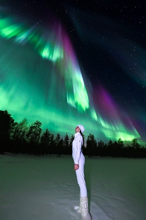 Aurora-Porträt eines Gastes in Weiß in Finnisch-Lappland